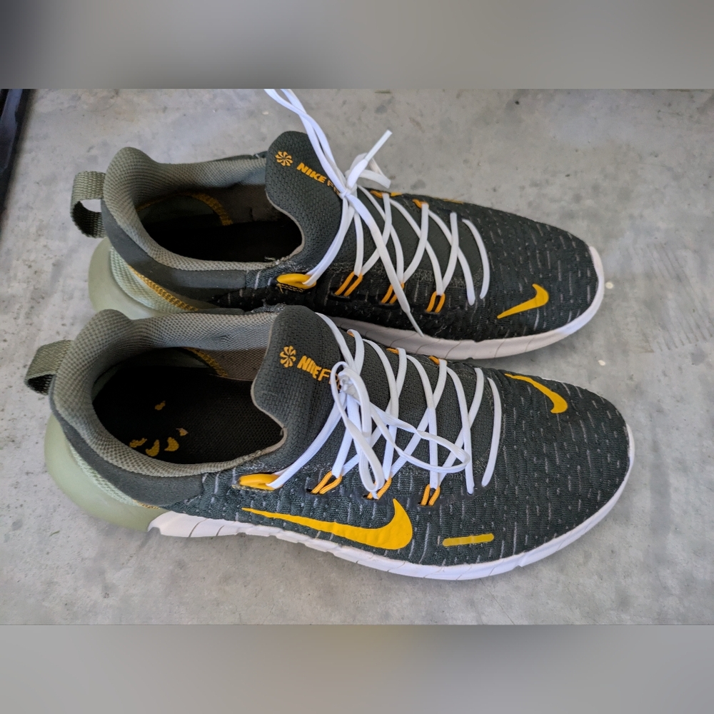 Nike Men's Gray and Yellow Athletic Shoes